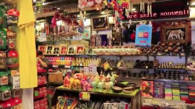 Altın Çinli kedi Bangkok Tayland 'da hediyelik eşya dükkanında.