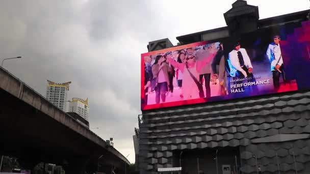 방콕의 건물에 색상의 스크린 — 비디오