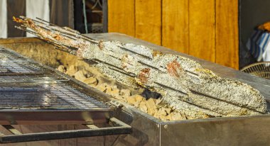 Bangkok Tayland 'da Tayland gece marketinde ızgara balık..