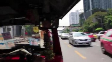 Bangkok Tayland 'da iş çıkış saatinde Tuk Tuk' a bin..