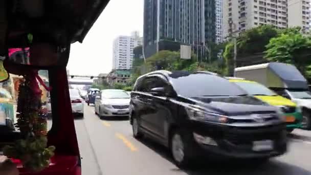 Rijden Tuk Tuk Tijdens Spits Bangkok Thailand — Stockvideo