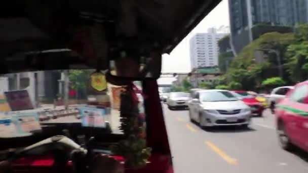Βόλτα Tuk Tuk Κατά Διάρκεια Της Ώρας Αιχμής Στην Μπανγκόκ — Αρχείο Βίντεο