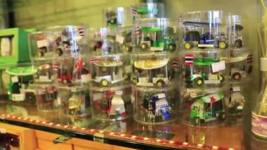 Bangkok, Tayland - 05: 22 2018 El yapımı Tuk Tuk Hediyelik eşya dükkanı Bangkok Tayland.