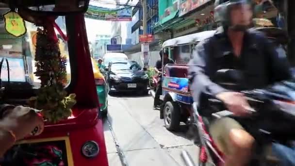 Rijden Tuk Tuk Tijdens Spits Bangkok Thailand — Stockvideo