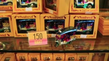 Bangkok, Tayland - 05: 22 2018 El yapımı Tuk Tuk Hediyelik eşya dükkanı Bangkok Tayland.