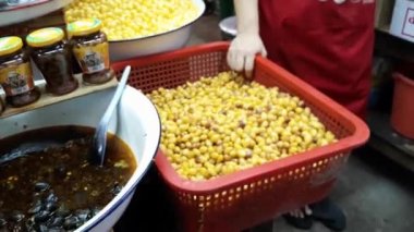 Çin 'in Bangkok Tayland şehrindeki sokak yemekleri pazarında yabancı Tayland yemekleri ve Çin mutfağı..