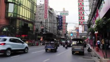 Yaowarat Yolu Bangkok Tayland 'da Çin Mahallesi' nde trafik yoğun..