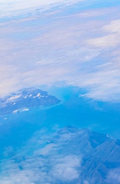 Tayland 'ın panoramik manzarası üzerinde uçarak güzel adaların sahil sahilleri turkuaz sular ve bulutlar.