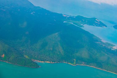 Tayland 'ın panoramik manzarası üzerinde uçarak güzel adaların sahil sahilleri turkuaz sular ve bulutlar.
