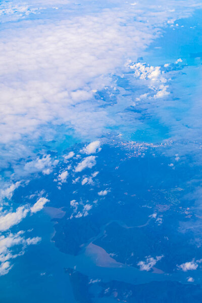 Летающий над Таиландом панорамный вид на красивые острова прибрежные пляжи бирюзовых вод и облаков.