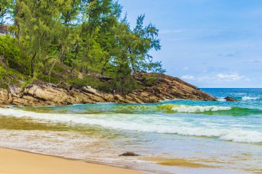Nai Thon Naithon Plajı Sakhu Thalang Phuket Tayland 'da turkuaz insan bulunan bir rüya sahili..