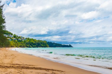 Nai Thon Naithon Plajı Sakhu Thalang Phuket Tayland 'da turkuaz insan bulunan bir rüya sahili..