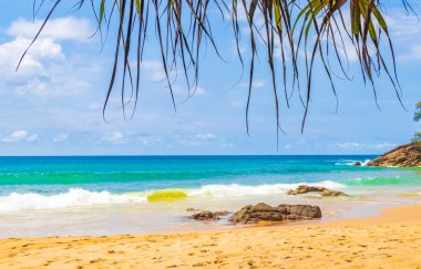 Nai Thon Naithon Plajı Sakhu Thalang Phuket Tayland 'da turkuaz insan bulunan bir rüya sahili..