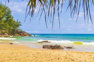 Nai Thon Naithon Plajı Sakhu Thalang Phuket Tayland 'da turkuaz insan bulunan bir rüya sahili..