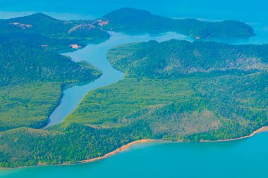 Tayland 'ın panoramik manzarası üzerinde uçarak güzel adaların sahil sahilleri turkuaz sular ve bulutlar.