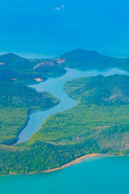 Tayland 'ın panoramik manzarası üzerinde uçarak güzel adaların sahil sahilleri turkuaz sular ve bulutlar.