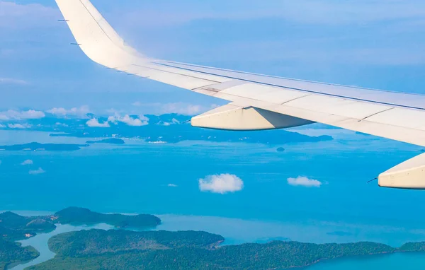 在泰国上空俯瞰美丽的岛屿 沿海海滩 绿松石水域和云彩 — 图库照片
