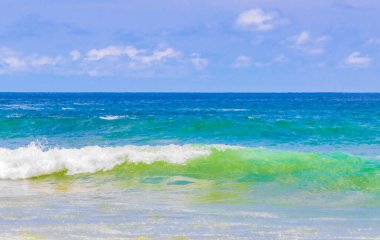 Nai Thon Naithon Sahili Sakhu Thalang Phuket Tayland 'da turkuaz berrak suyu olan rüya körfezi.