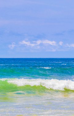 Nai Thon Naithon Sahili Sakhu Thalang Phuket Tayland 'da turkuaz berrak suyu olan rüya körfezi.