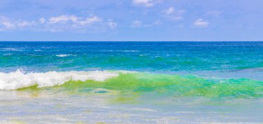 Nai Thon Naithon Sahili Sakhu Thalang Phuket Tayland 'da turkuaz berrak suyu olan rüya körfezi.