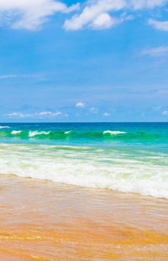 Nai Thon Naithon Sahili Sakhu Thalang Phuket Tayland 'da turkuaz berrak suyu olan rüya körfezi.