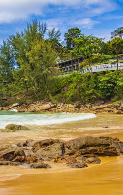 Nai Thon Naithon Sahil Koyu Panorama Sakhu Thalang Phuket Tayland 'da turkuaz suyu olan rüya sahili.