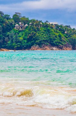 Nai Thon Naithon Sahil Koyu Panorama Sakhu Thalang Phuket Tayland 'da turkuaz suyu olan rüya sahili.