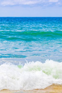 Nai Thon Naithon Sahili Sakhu Thalang Phuket Tayland 'da turkuaz berrak suyu olan rüya körfezi.