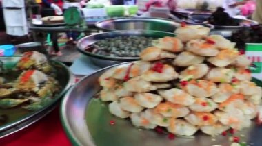 Deniz ürünleri canlı yengeçler kabuklu deniz hayvanları Tayland pazarı Çin kenti Bangkok.
