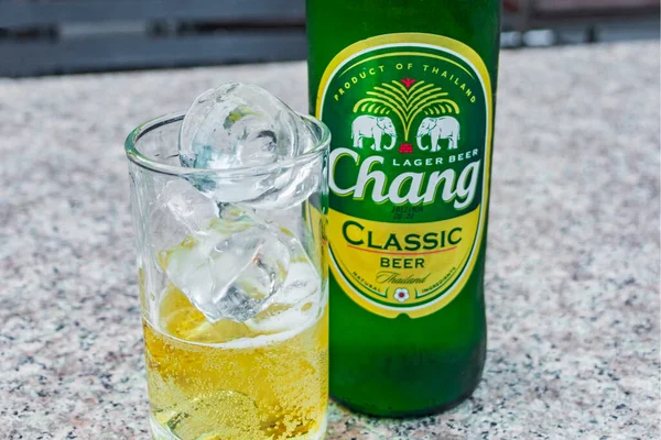 Tayland Chang bira şişesi ve buzlu bardak. Bangkok Tayland gece pazarı..