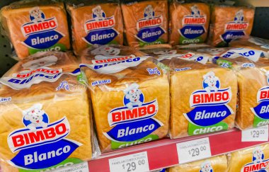 Playa del Carmen Meksika 16 numara. Nisan 2021 Süpermarkette Bimbo beyaz ekmek paketi.