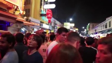Bangkok Tayland 22 numara. Mayıs 2018 Khaosan Kaosan Yolu en popüler turist gece partisi Bangkok Tayland.