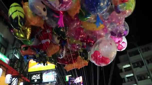 泰国曼谷2018年5月在泰国曼谷Khaosan Kaosan Road Night Party销售的气球 — 图库视频影像