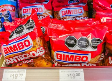 Playa del Carmen Meksika 16 numara. Nisan 2021 Bimbo Mantecadas con Nuez Meksika 'daki Playa del Carmen süpermarketinde fındık ambalajı ile.