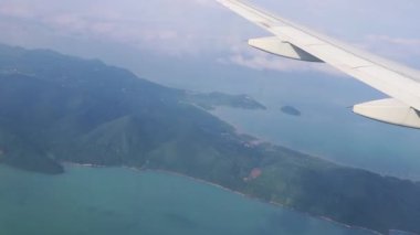 Tayland üzerinde uçan adaların panoramik manzarası turkuvaz suları.