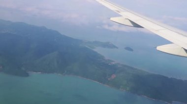 Tayland üzerinde uçan adaların panoramik manzarası turkuvaz suları.