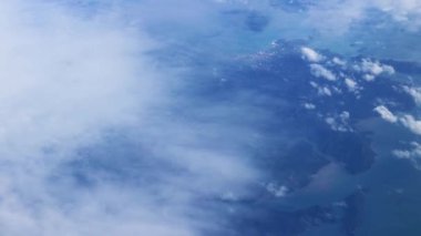 Tayland üzerinde uçan adaların panoramik manzarası turkuvaz suları.