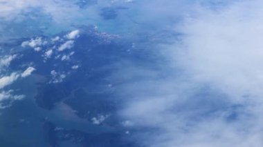 Tayland üzerinde uçan adaların panoramik manzarası turkuvaz suları.