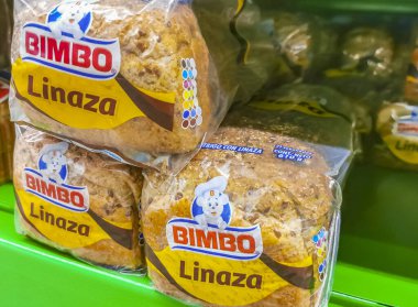 Playa del Carmen Meksika 23 numara. Nisan 2021 Meksika 'daki süpermarkette Linaza ekmeği paketlemesi.