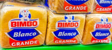 Playa del Carmen Meksika 23 numara. Nisan 2021 Bimbo beyaz ekmek Playa del Carmen Meksika 'daki süpermarkette Blanco Grande paketi.