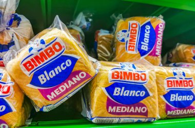 Playa del Carmen Meksika 23 numara. Nisan 2021, Playa del Carmen Meksika 'daki süpermarkette beyaz ekmek Blanco Mediano ambalajı.