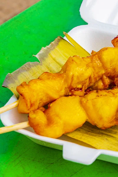 Piezas Patas Pollo Parrilla Comida Tailandesa Brochetas Hoja Plátano Nai — Foto de Stock