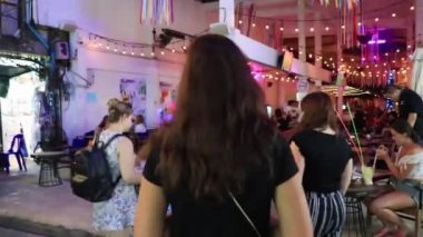 Bangkok Tayland 22 numara. Mayıs 2018 Khaosan Kaosan Yolu en popüler turist gece partisi Bangkok Tayland.