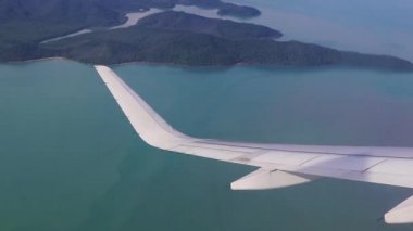 Tayland üzerinde uçan adaların panoramik manzarası turkuvaz suları.