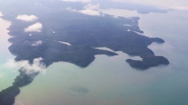 Tayland üzerinde uçan adaların panoramik manzarası turkuvaz suları.