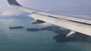Tayland üzerinde uçan adaların panoramik manzarası turkuvaz suları.