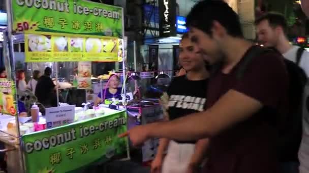 Venta Comida Tailandesa Comiendo Insectos Khaosan Khao San Road Bangkok — Vídeo de stock