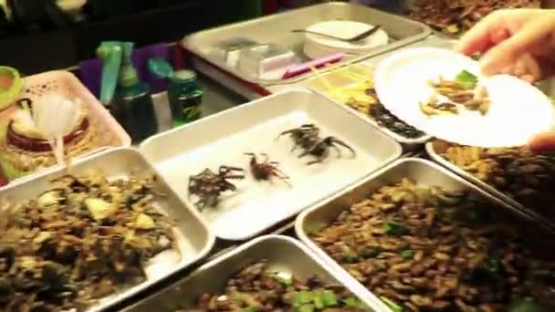 Bangkok Thailand Maj 2018 Thailändsk Matförsäljning Äta Insekter Khaosan Khao — Stockvideo