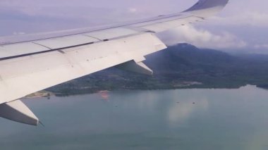 Tayland üzerinde uçan adaların panoramik manzarası turkuvaz suları.