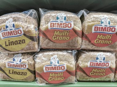 Playa del Carmen Meksika 23 numara. Nisan 2021 Bimbo beyaz ekmek Blanco Multi Grano paketleme Playa del Carmen Meksika süpermarketinde.